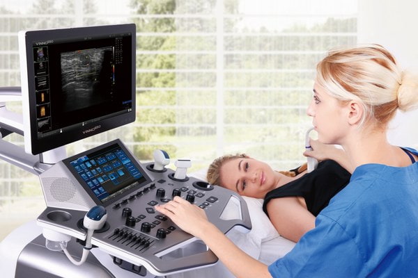 Untersuchung mit Ultraschallgerät VINNO G50 Ärztin sitzt beim Ultraschallgerät und untersucht Mann liegend